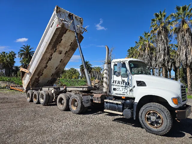 CAMION MACK GRANITE 2006 CON BATEA M3 TREMAC - 3