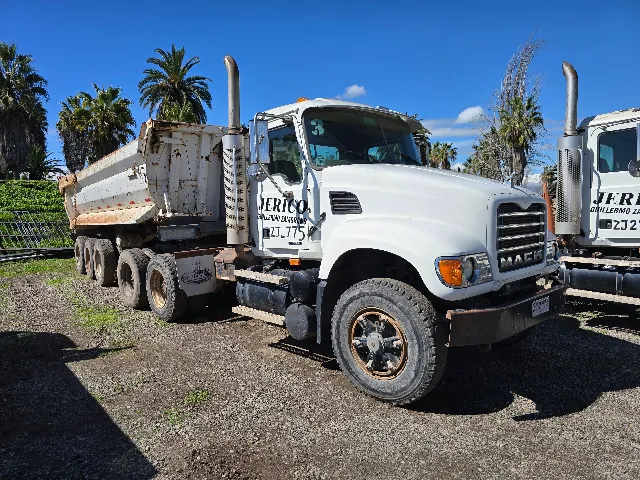CAMION MACK GRANITE 2006 CON BATEA M3 TREMAC 1