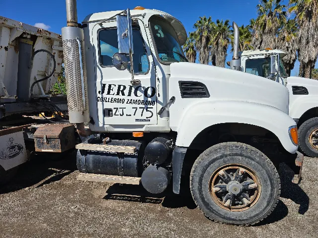 CAMION MACK GRANITE 2006 CON BATEA M3 TREMAC - 6